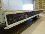 荷台内寸:540&times;214&times;40 三方開 左右セイコーラック ロープ穴左右4対/前後2対 アオリ三方上部L型アングル補強 横ねた17本 前立て鉄板張り/鳥居作業灯1個/枕木取付 ユニック4段 2.9t吊りクレーン