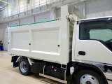 荷台内寸:304×158×122 新明和/DD2-0110SY 深ダンプ 土砂禁 リア3枚扉(上部観音扉) 自動シート付 リアアオリ左右ピン差し加工 床前水抜き穴1対 前立てプロテクターアルミ縞鋼板張り