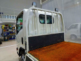 荷台内寸:352×180×38 三方開 左右セイコーラック 左右アオリ上部縞鋼板張り ロープ穴3対 床縞鋼板張り 鳥居左右作業灯個 垂直PG/800kg付