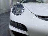 経年劣化による黄ばみやくもりがちなヘッドライトレンズも屋内保管だったために、透明感のある綺麗な状態が保たれております。夜間のドライブも安心の高輝度バイキセノンヘッドライトを採用しております。