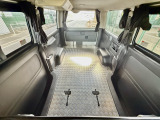 当社オリジナル、防水アルミ縞板一枚張りは車内の汚れを水で流すことが可能になっております。お仕事道具やキャンプ道具、バイクや自転車など幅広く活用できる荷室を是非ご体感ください。
