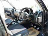 内外装クリーニング済みのお車です。入庫時に磨き作業を行い艶やかなオプシディアンブラックパール(32J)になります。