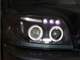スモールライトをオンにするとインナー部分のLEDイカリングライトが発光し、先進的でオシャレな印象を与えてくれます。