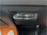 ETC車載器はエアコン操作パネル下部にビルトイン。カードの出し入れがしやすい場所です。