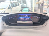 ハイブリッド車専用のメーターパネルは色鮮やかな造りとなってます。車輛情報を表示するインフォメーションディスプレイが備わってます。
