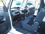 足元ゆったりした明るく広々とした室内です。運転も楽で快適装備です。荒れのない綺麗な室内ですから快適にと使い頂けます。お車は1台限りで気になりましたら09046440671迄、商談のご予約下さい