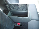 運転席と助手席の真ん中のひじ掛けには小物入れが付いていますので便利です ベンチシートでどちらからのドアからでも簡単に乗り降りできますし足元も広々で窮屈さがありません。