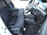 運転席と助手席の真ん中のひじ掛けには小物入れが付いていますので便利です ベンチシートでどちらからのドアからでも簡単に乗り降りできますし足元も広々で窮屈さがありません。