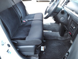 足元ゆったりした明るく広々とした室内です。運転も楽で快適装備です。荒れのない室内ですから快適にと使い頂けます。お車は1台限りで気になりましたら09046440671迄、商談のご予約下さい