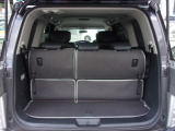 サードシートは折り畳み式。純正オプション撥水ラゲッジマット付き。