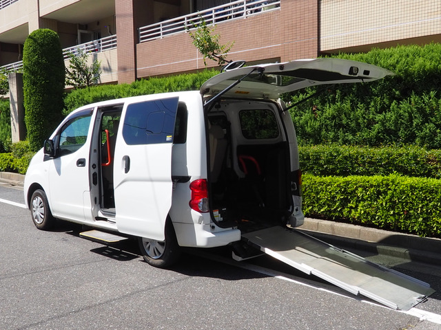 NV200バネットバン  福祉車両・手動スロープ・車いす1名計7人