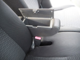 運転席と助手席の真ん中のひじ掛けには小物入れが付いていますので便利です ベンチシートでどちらからのドアからでも簡単に乗り降りできますし足元も広々で窮屈さがありません。