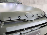 グリル上部に人気のクラシックTOYOTAエンブレムを装着し当店こだわりのカスタムを施しております。