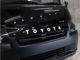 グリル上部に人気のクラシックTOYOTAエンブレムを装着し当店こだわりのカスタムを施しております。
