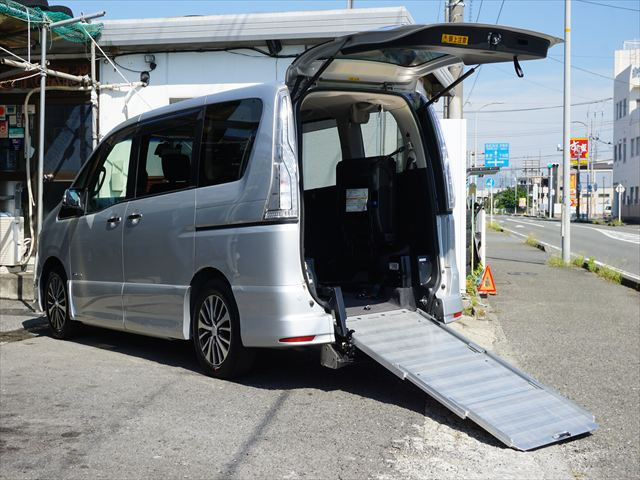 セレナ2.0 ハイウェイスター S-HYBRID チェアキャブスロープ車いす2名仕様禁煙車オートステップ両側パワードア