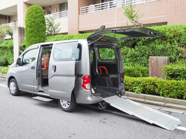 NV200バネットバン  福祉車両・手動スロープ・車いす1名・7人