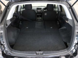 後部座席を倒すと荷室もより一層広くなり、大きな荷物はもちろん、長めのお荷物も積みこみ可能です。車中泊やアウトドアなどでぜひご活用ください。
