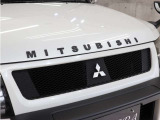 グリル上部に人気のクラシックMITSUBISHIエンブレムを装着し、ブラック塗り分けペイントで当店こだわりのカスタムを施しております。