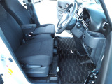 綺麗な室内ですね。運転席と助手席の真ん中のひじ掛けには小物入れが付いていますので便利です ベンチシートでどちらからのドアからでも簡単に乗り降りできますし足元も広々で窮屈さがありません。