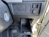 運転席足元に小物入れもあります!