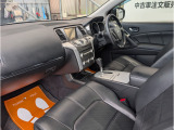 外装色のダーク系カラーにマッチしたブラックカラーの内装が高級感あります。ベージュの内装色も有るムラーノですが、汚れが目立って手入れが大変なのでブラックが人気あるようです。