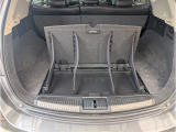 床下にも収納箇所があるので、貴重品や洗車道具、お子様の着替えなど積めて便利です。