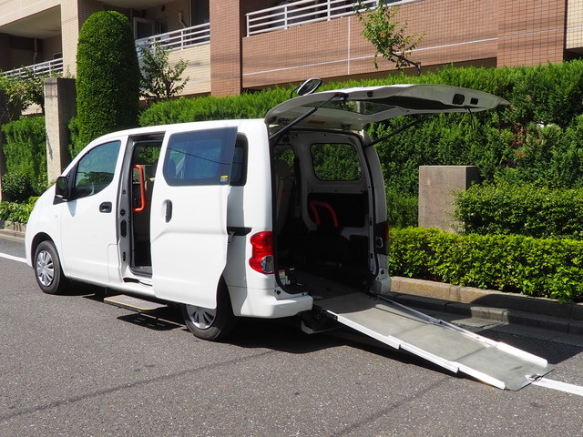 NV200バネットバン  福祉車両・手動スロープ・車いす1名7人