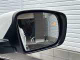 【ブラインドスポットモニター】ドアミラーでの死角となる左右後方の車両などをセンサーが感知し、巻き込み事故などを事前に防ぎます。