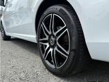 前後245/45R19サイズのタイヤには、19インチの【AMG7ツインスポーク】ホイールの組み合わせとなります。アルミホイールに大きく目立つガリ傷ございません。
