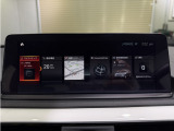 iDriveHDDナビゲーションシステム。ブルートゥース機能をはじめ、DVDやCD、USBなどAUXにも対応しています。その他、ルームミラー一体型ETC車載器も備えます。