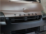 グリル上部に人気のクラシックTOYOTAエンブレムを装着し、マットブラック塗り分けペイントで当店こだわりのカスタムを施しております。