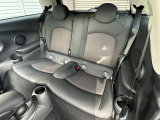 【後部座席】気になるようなキズ・汚れやへたり等、大きなダメージはなく、良好な状態です。