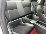 セカンドシートは決して広いとは言えませんが4人乗りのお車になっております。使用感はあまり無く綺麗な状態が維持されております。