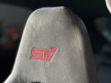 シート上部のSTIロゴが特別感を演出してくれます!ロゴ面も非常にキレイな状態を保っています!