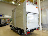 燃料タンク80L 右シャシリア工具箱 シャーシは 錆止め/マフラー塗装 仕上げに力を入れています。