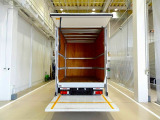 荷台内寸:308×177×212 トランテックス/V003E9701 リア上部跳ね上げ式/下部垂直PG800kg付 新明和/TRAV08-1103