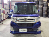 雨の日、雪の日に傘をさしながら中古車選びは嫌ですよね。当店なら安心。電話予約をいただければ屋根下へ移動しておきます。雨でも雪でもじっくりご覧いただけます。
