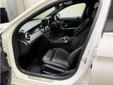 快適なパワーシート(助手席はリクライニングのみ)・シートヒーターが装備されています。運転席・助手席共に使用感もほとんどなく、とても綺麗な状態です。レザーシート表皮の擦れも見受けられません。