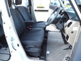綺麗な室内ですね。運転席と助手席の真ん中のひじ掛けには小物入れが付いていますので便利です ベンチシートでどちらからのドアからでも簡単に乗り降りできますし足元も広々で窮屈さがありません。