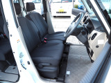 足元ゆったりした明るく広々とした室内です。運転も楽で快適装備です。荒れのない室内ですから快適にと使い頂けます。お車は1台限りで気になりましたら09046440671迄、商談のご予約下さい