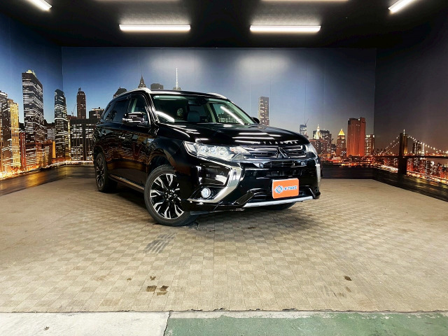 アウトランダーPHEV2.0 G ナビパッケージ 4WD後期型 黒本革 4WD