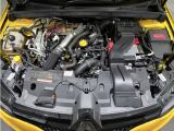 1.8L直列4気筒16バルブ直噴ターボエンジン+セラミックボールベアリングシステムモータースポーツの技術が最大限生かされた高効率エンジンを搭載しています。エンジンルームもカバー等を省いた仕様です。