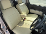 運転席シートです。お洒落なアイボリーのクラッツィオ製シートカバー装着済みとなります。