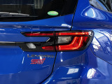 特徴的なデザインがスタイリッシュなテールランプです!STIロゴも高性能車の証で所有感を満たしてくれるポイントですね!