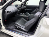 一体型ヘッドレストを備えたバケットスタイルのMスポーツシートは使用感の無いとても綺麗なコンディションです。電動ポジション調整機能やメモリー機能、シートヒーター等も備わっております。