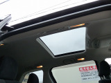 開放感ある電動サンルーフ/ムーンルーフ(正規ディーラーオプション)機能です。また9インチ後席モニター装着車