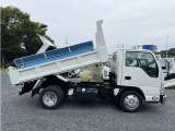 車両右側:いすゞエルフフルフラットローダンプ積載3t💪✨,車検整備1年付,走行距離少なめ8万㎞台です‼️マニュアル6速,HSA,ASR,安心安全コボレーン,取扱書・記録簿📚