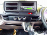 AC PS PW(フロントのみ) SRS ABS キーフリー 左電格ミラー 運転席肘掛け AM/FMラジオ バックモニター アドブルー ターボ 排気ブレーキ インパネ5MT