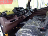 AC PS PW(フロントのみ) SRS ABS キーフリー 左電格ミラー 運転席肘掛け AM/FMラジオ バックモニター アドブルー ターボ 排気ブレーキ インパネ5MT