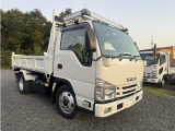 車両右側前面:H27いすゞエルフセーフティーローダーダンプTPG-NKR85AN バックカメラ,フォグランプ,キーレスキー,スペアキー,ECONO,HSA,ETC,オートサイドミラー,F6速,取扱書・記録簿有